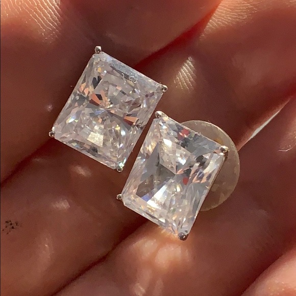 Beautiful princess cut 10 carat studs - Picture 1 of 4